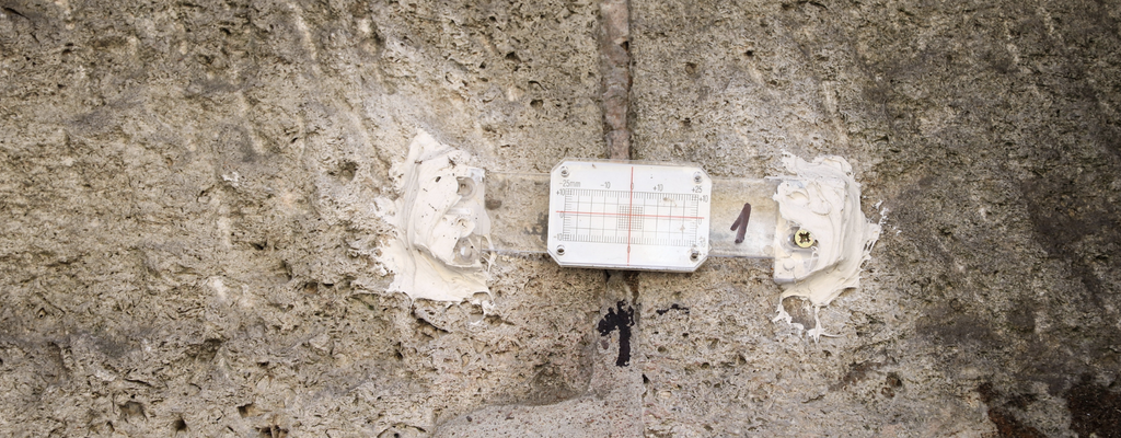 Concrete Cracks: A Guide to Measurement and Monitoring Techniques
